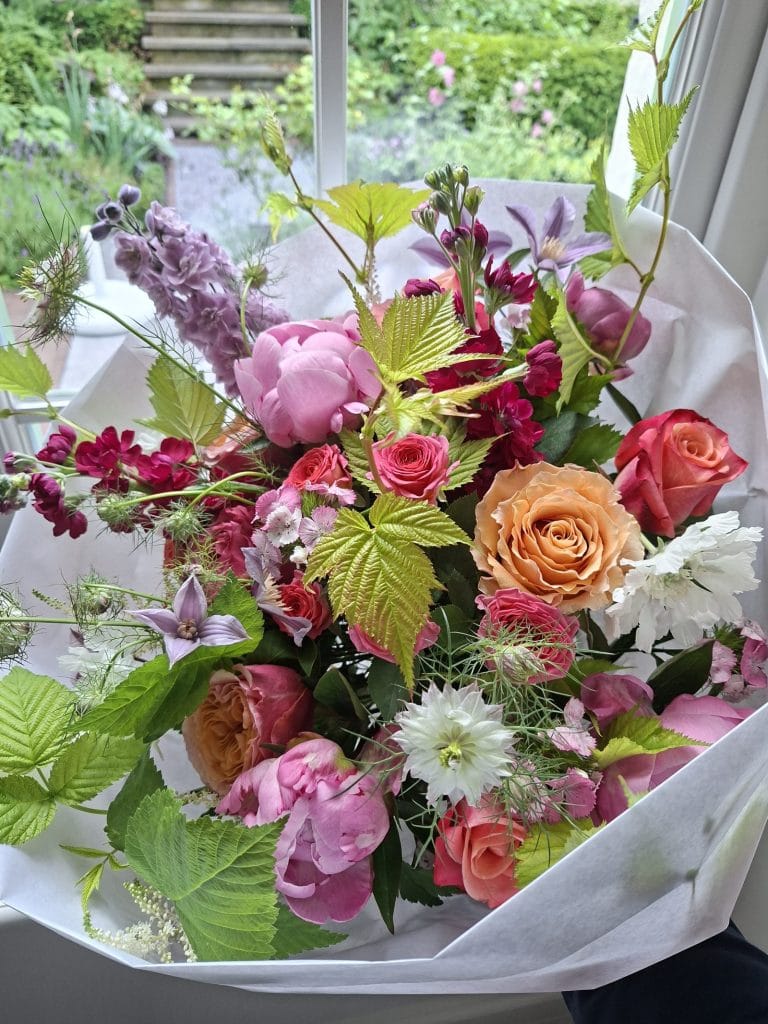 Medium lenteboeket met delphinium, pioen en roos, Atelier Odiel Kortrijk