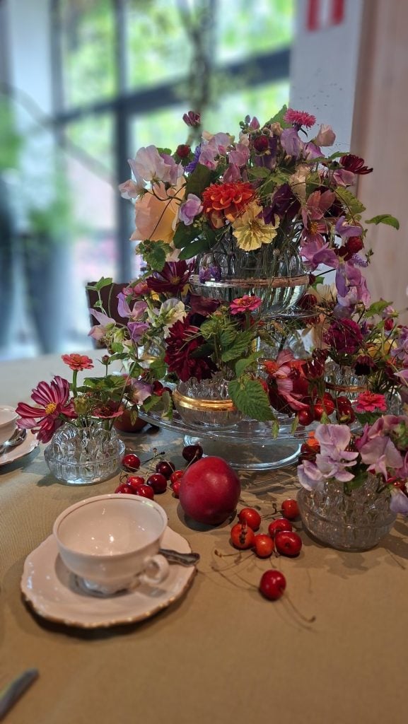 Tafeldecoratie en florale styling voor feesten van Atelier Odiel in Kortrijk.
