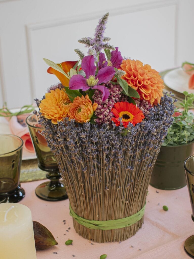 Bloemstuk met lavendel en seizoensbloemen, van Atelier Odiel in Kortrijk.