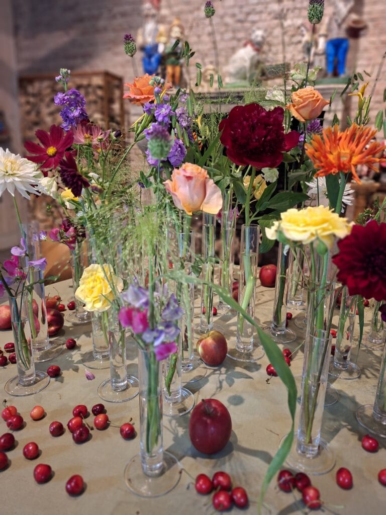Feesttafeldecoratie met kleine vaasjes, van Atelier Odiel in Kortrijk.