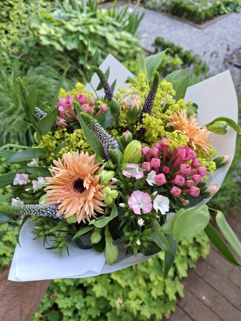 Klein boeket met seizoensbloemen, van Atelier Odiel in Kortrijk.