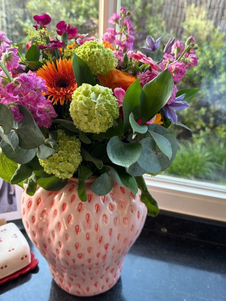 Kleurrijk boeket met seizoensbloemen, van Atelier Odiel in Kortrijk.