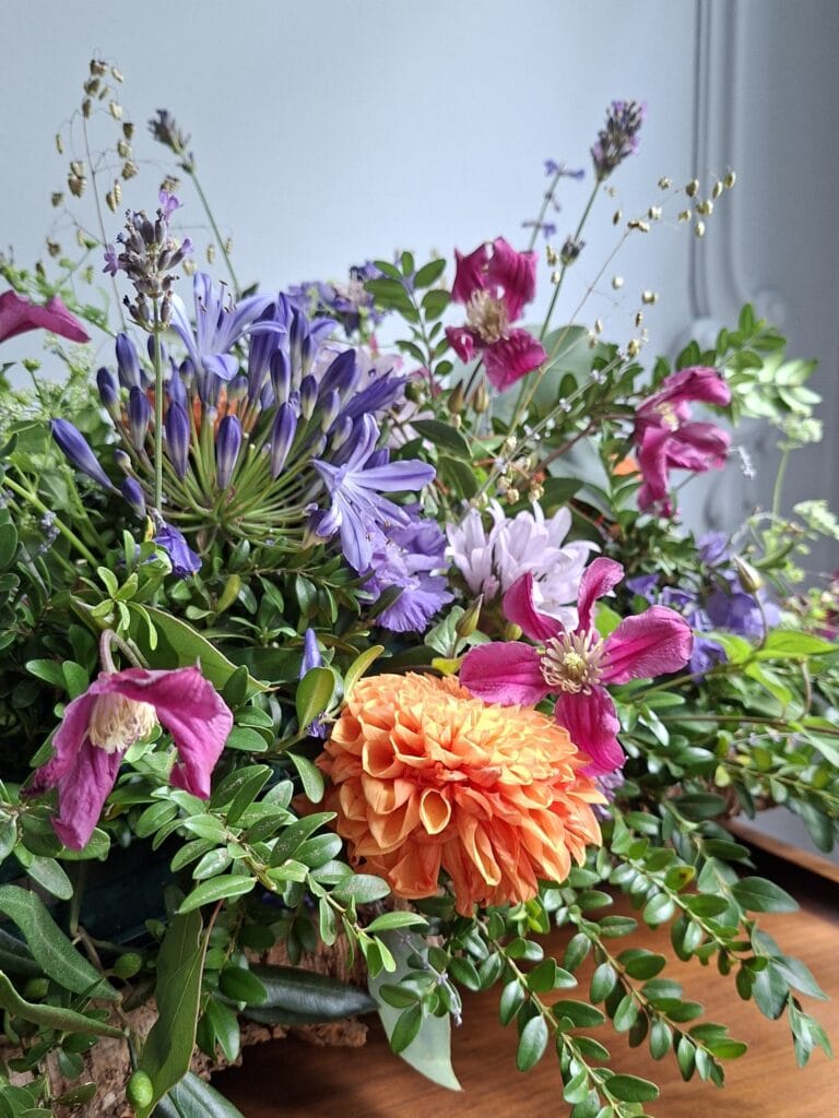 Kleurrijk rouwwerk, warm en kleurrijk samengesteld door Atelier Odiel in Kortrijk.