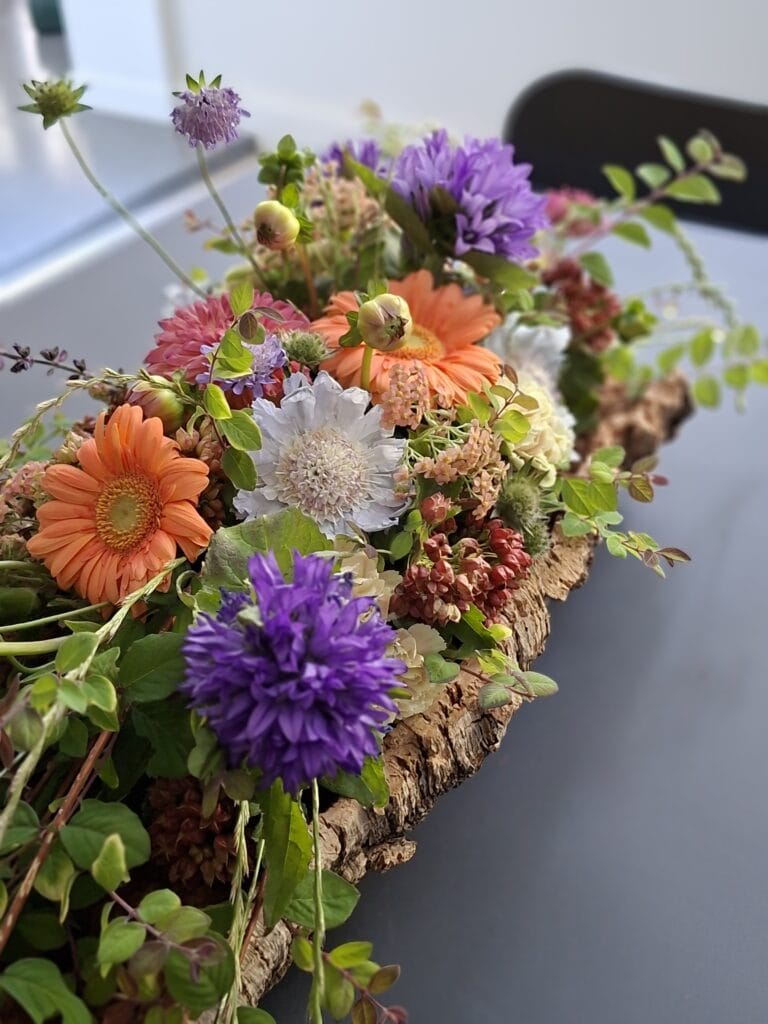 Natuurlijk rouwstuk met campanula en dahlia, van Atelier Odiel in Kortrijk.
