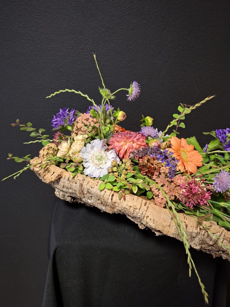 Natuurlijk rouwwerk met seizoensbloemen, van Atelier Odiel in Kortrijk.