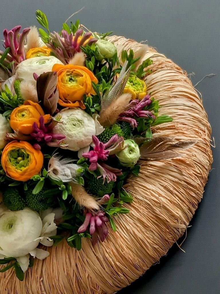 Detail van een paaskrans met voorjaarsbloemen, Atelier Odiel in Kortrijk.