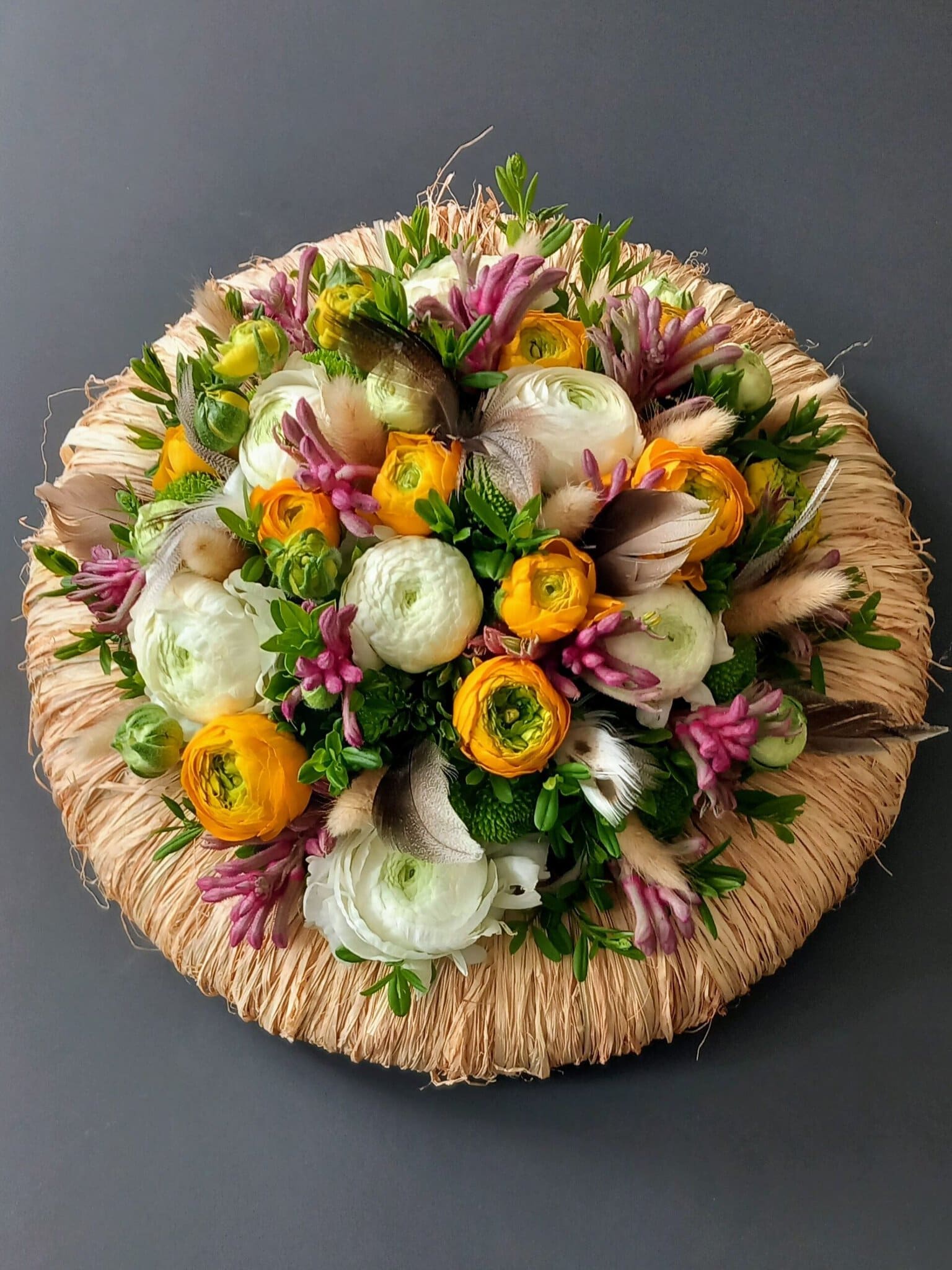 Paaskrans met voorjaarsbloemen, gemaakt door Atelier Odiel in Kortrijk.