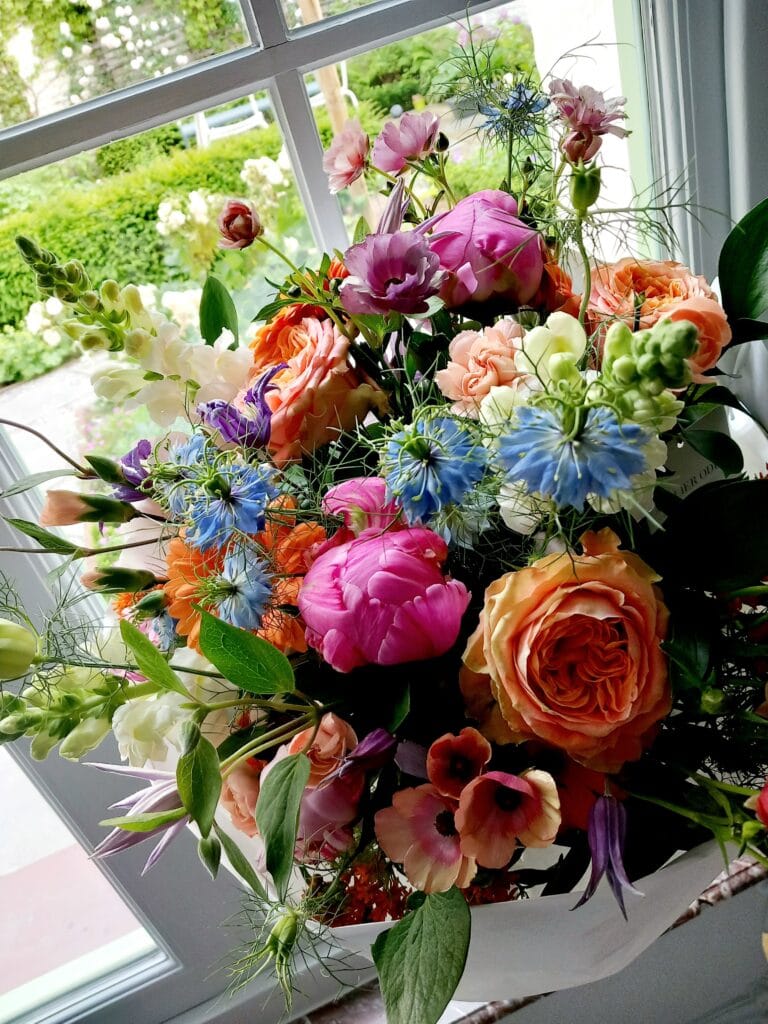 Romantisch boeket met seizoensbloemen, gemaakt door Atelier Odiel in Kortrijk.