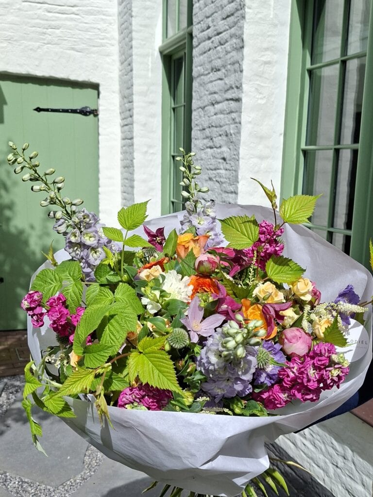 Romantisch boeket, handgemaakt door Atelier Odiel in Kortrijk.