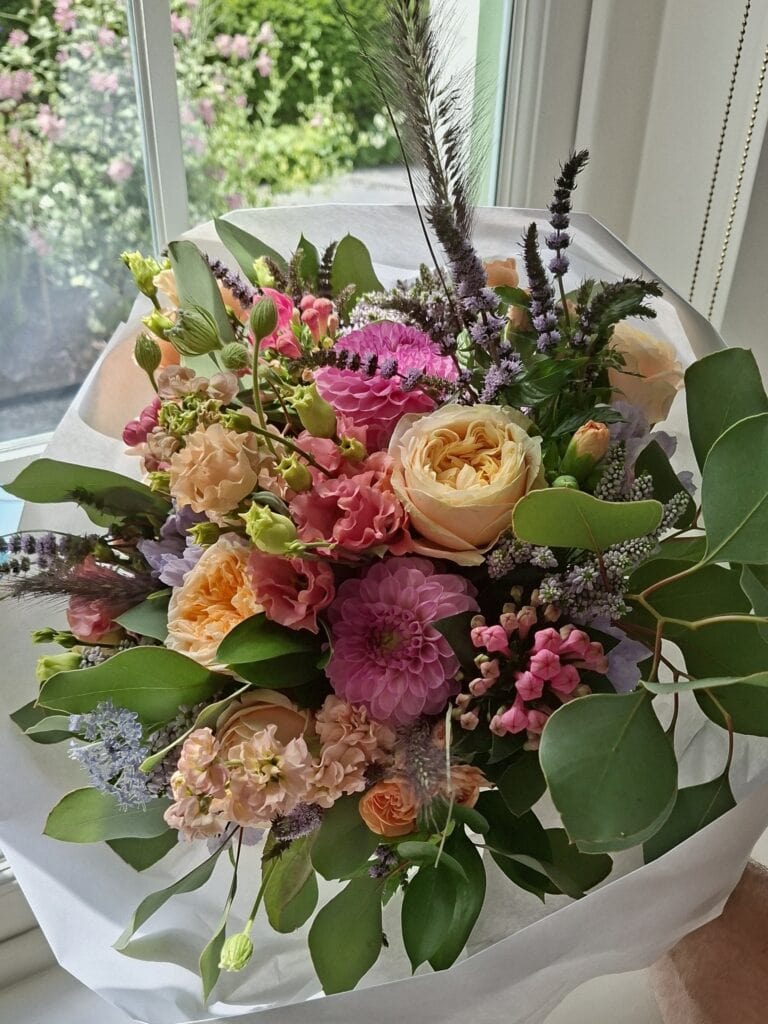 Romantisch boeket met seizoensbloemen, van Atelier Odiel in Kortrijk.