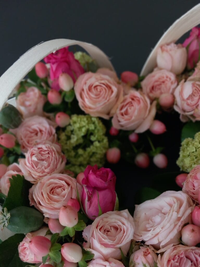 Rouwwerk met rozen, ingetogen samengesteld door Atelier Odiel in Kortrijk.