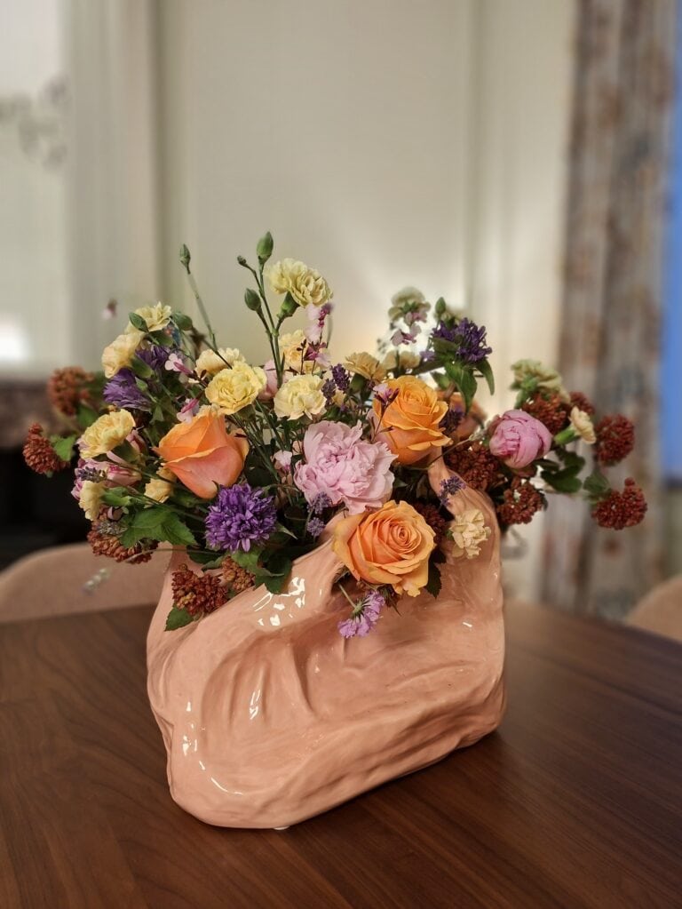 Wild boeket met marktbloemen in een Serax-vaas, van Atelier Odiel in Kortrijk.