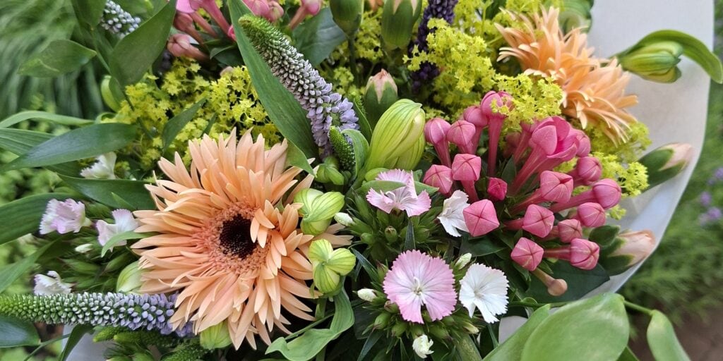 Zomers boeket met verse seizoensbloemen, met de hand gemaakt bij Atelier Odiel in Kortrijk.